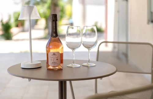 Alghero Apartment | Room 'Clementina' with Shared Pool, Wi-Fi and Air Conditioning