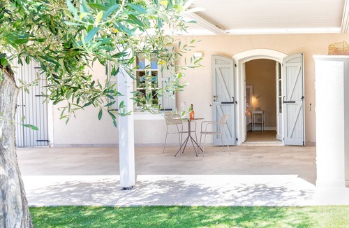 Alghero Apartment | Room 'Clementina' with Shared Pool, Wi-Fi and Air Conditioning