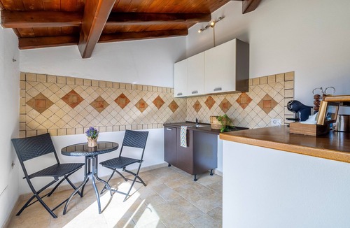 Porto Torres Apartment | Room 'L'Angolo- Camera 2' with Shared Terrace, Wi-Fi and Air Conditioning
