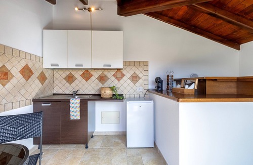 Porto Torres Apartment | Room 'L'Angolo- Camera 3' with Shared Terrace, Wi-Fi and Air Conditioning