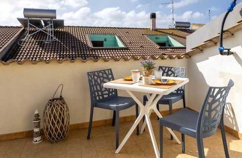 Porto Torres Apartment | Room 'L'Angolo- Room 4 with Shared Terrace, Wi-Fi and Air Conditioning