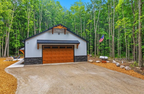 Elmira House | Secluded Getaway, Centrally located newly built barndo, AC & WIFI