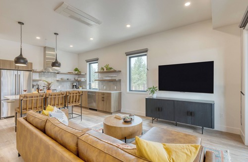 Bend House | Sleeps 60! 12 Modern Units/30 BDRs w/Deck+Hot Tub, Fully Private, Near Downtown