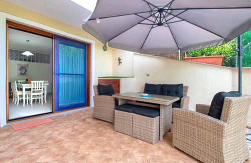 Lu Bagnu Apartment | "Soleluna" Apartment with Shared Pool & Air Conditioning