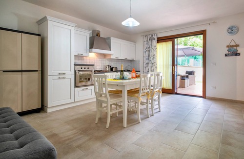 Lu Bagnu Apartment | "Soleluna" Apartment with Shared Pool & Air Conditioning