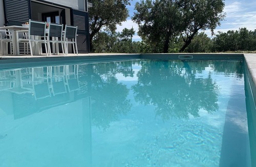Archi House | Spacious 4-bed house in Archi, Italy-AC and fitness room sleeps 12 private pool
