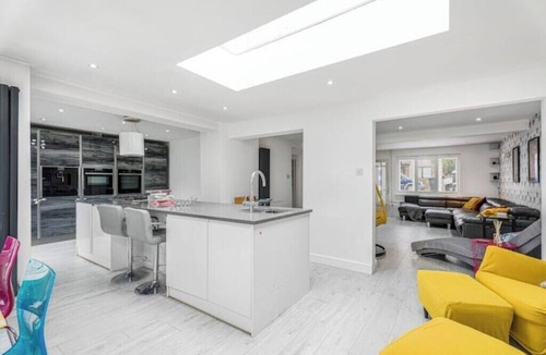Bishop's Stortford House | Spacious bright house, garden, free parking, 10 minutes to Stansted London