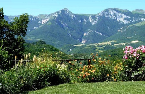 San Ginesio Apartment | Spacious, stylish apartment with stunning views of the Sibillini Mountains