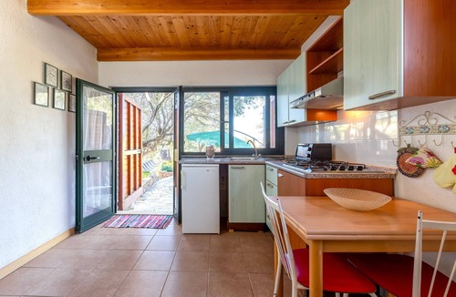 Paduledda Apartment | Studio Apartment with Sea View, Private Garden, and Air Conditioning