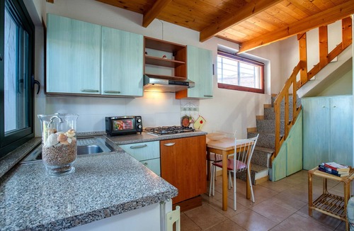 Paduledda Apartment | Studio Apartment with Sea View, Private Garden, and Air Conditioning