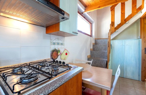 Paduledda Apartment | Studio Apartment with Sea View, Private Garden, and Air Conditioning