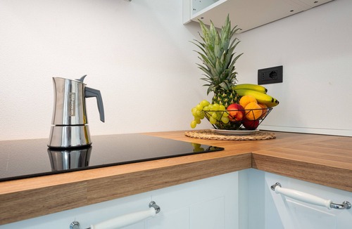 Villa San Pietro Apartment | Studio Apartment 'Villa Erica Appartamento Lesley' with Mountain View, Wi-Fi and Air Conditioning