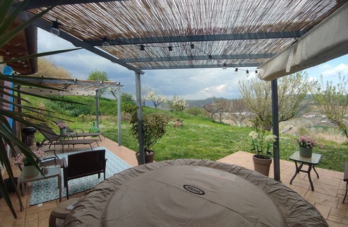 Penne Apartment | Studio apartment with hot tub and patio in peaceful countryside!