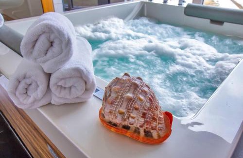 Porto Pino Apartment | Suite Aquamarina con Jacuzzi & SPA