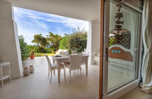 Capo Ferro Apartment | Suite Rea Beachfront - Giardino & Spiaggia Privata - by Coral Property