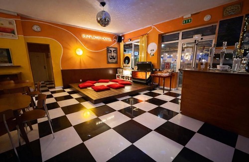 Marebello Hostel | Sunflower Beach Backpacker Hostel & Bar