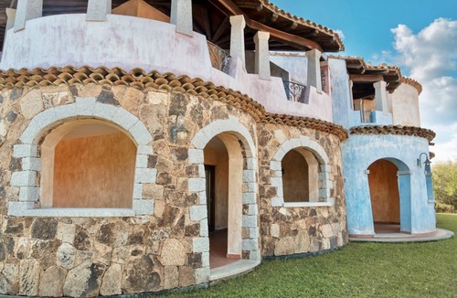 Golfo di Marinella Apartment | Three-room 6-bed apartment consisting of large living room with kitchenette and double sofa bed, double bedroom, room with two single beds, double bathroom. equipped with: LCD TV, washing machine, dishwasher, air conditioning, table a