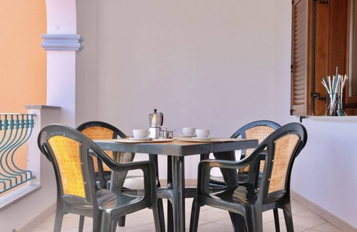 Sos Alinos Apartment | Three-room apartment with 6 beds, about 45/50 sq m, living room with kitchenette, sofa bed or bunk bed, double bedroom, bedroom with two single beds, bathroom with shower. The apartments are arranged over three floors (ground, first and second) and h