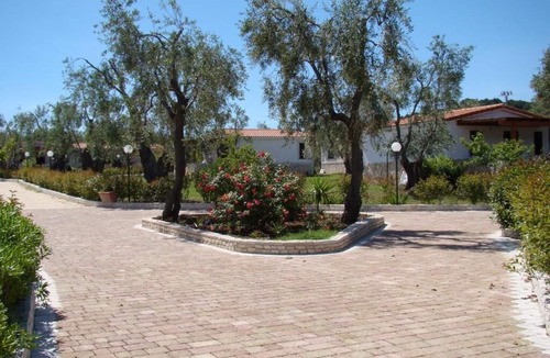 Chiesiola Apartment | Three-room apartment 4/5 beds on the ground floor with private garden of about 150 square meters with barbecue and sun loungers.