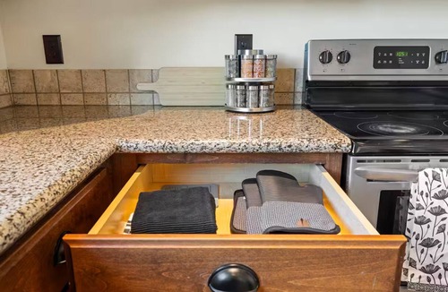 Tapteal West House | Tri-Cities Sunset Sanctuary: Peaceful Views, Central Location, Family-Friendly