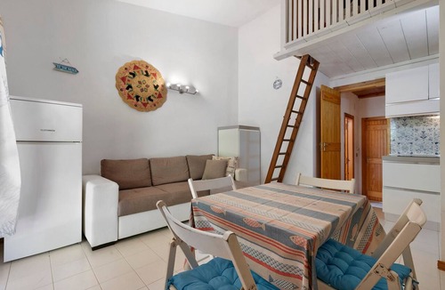 La Pelosa House | Vacation Home 'Summer House La Pelosa' with Private Terrace and Shared Garden