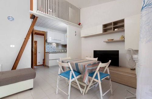 La Pelosa House | Vacation Home 'Summer House La Pelosa' with Private Terrace and Shared Garden