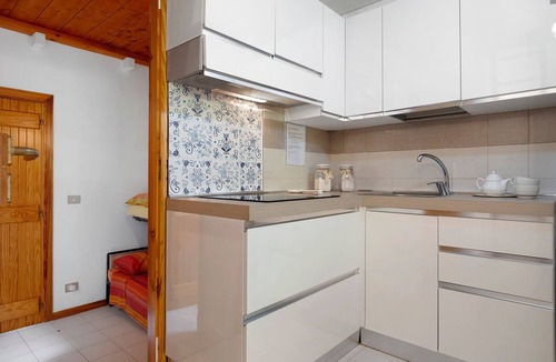 La Pelosa House | Vacation Home 'Summer House La Pelosa' with Private Terrace and Shared Garden