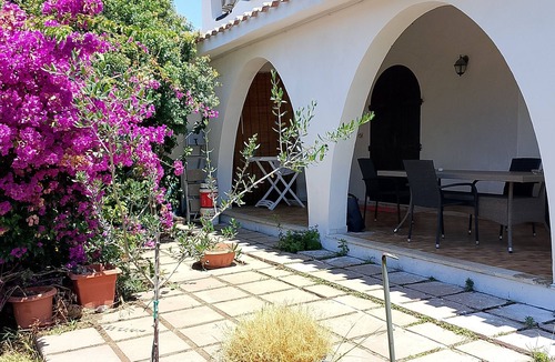 Sarroch Villa | Villa bifamiliare con giardino con tre camere da letto a 300 MT dalla spiaggia