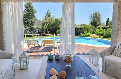 Castiadas Villa | VILLA BOUGAINVILLEA with pool and private garden, just 500 meters from the sea
