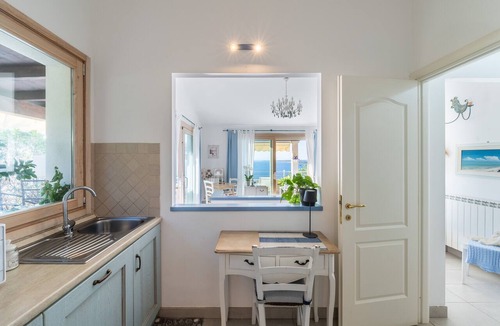 Terra Mala House | Villa Daisy Holiday Home with Sea View, Wi-Fi, and Air Conditioning