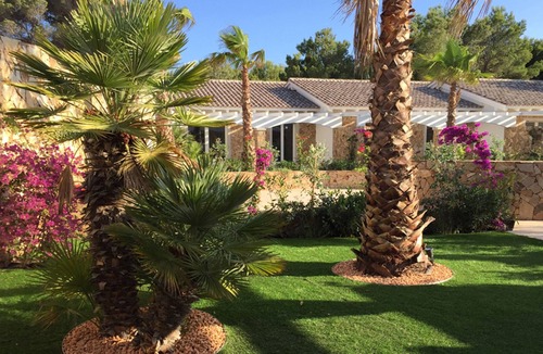 Porto Pino Villa | Villa in Residence with Swimming Pool