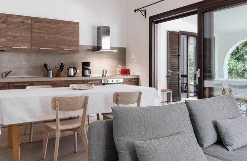 Santa Margherita di Pula Villa | Villa 'Lantana' with Private Terrace, Wi-Fi and Air Conditioning