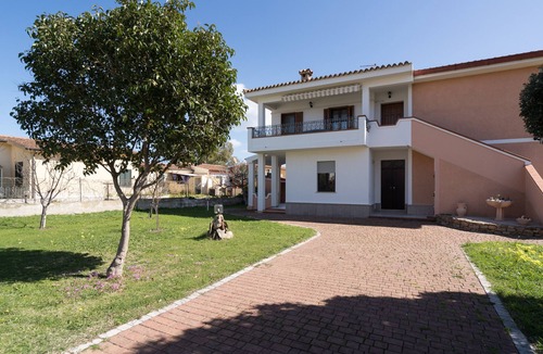 Posada Villa | Villa 'Lucia' with Private Terrace, Wi-Fi and Air Conditioning