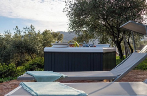 Ilbono Villa | Villa S’Olioni ❤️: Jacuzzi, Panoramic Terrace & the Sea Just 10 Minutes Away