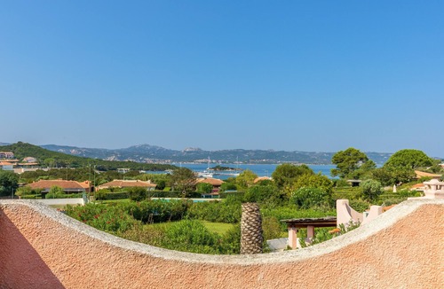 Baja Sardinia Villa | Villetta Amelie a Baja Sardinia with A/C, Garden, Terraces & Shared Pool