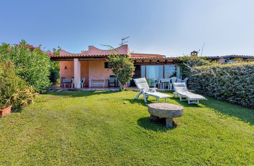 Baja Sardinia Villa | Villetta Amelie a Baja Sardinia with A/C, Garden, Terraces & Shared Pool