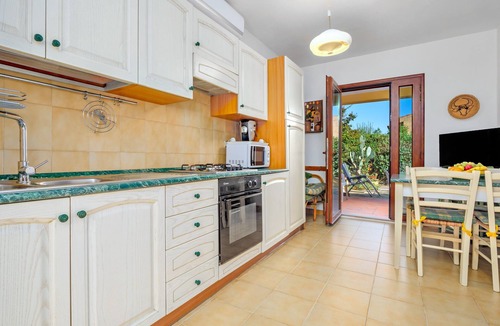 San Teodoro City Centre Apartment | Villetta Bougainvillea 300 m from the sea, with garden, Wi-Fi and air conditioning