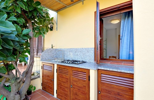 San Teodoro City Centre Apartment | Villetta Bougainvillea 300 m from the sea, with garden, Wi-Fi and air conditioning