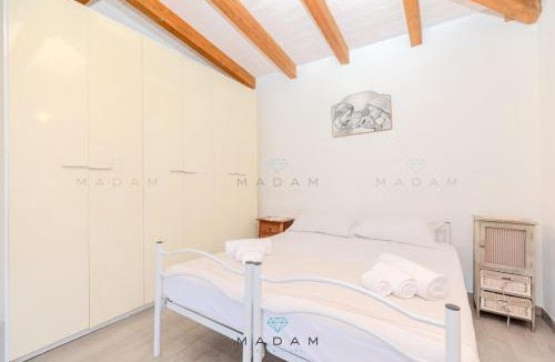 San Pantaleo Apartment | White Cottage