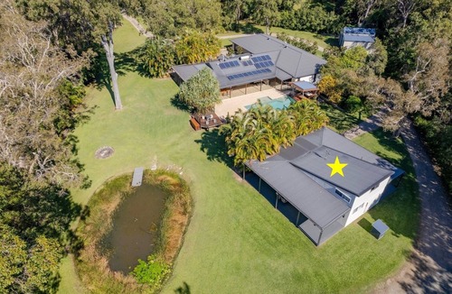 Weyba Downs Cottage | Your tranquil escape by the lake. Minutes from Noosa and sunny coast beaches.