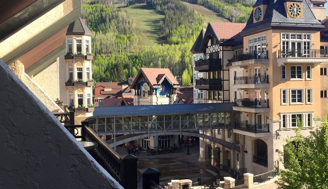 1 min. to slopes!Wake up & Ski! Steps to ski lift/gondola, shops & dining! in Vail