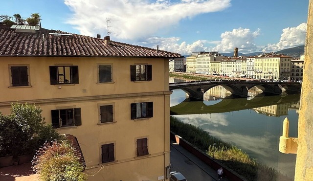 2BR Iconic River Views Deluxe 16th Century Palazzo Fast WIFI Wine in Firenze