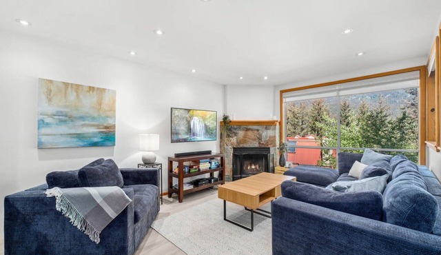 3BR | Whistler Creek Ridge | Ski-in/out | Private Hot Tub | Wood Fire | Private Garage in Whistler