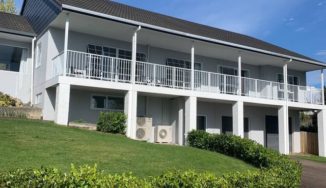 4 bedroom Lakeview Retreat with private indoor geothermal spa in Taupō