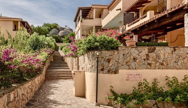 40/50 sqm, flat with living room with equipped kitchenette and double sofa bed, double bedroom and bathroom with shower.It is equipped with:- tv,- electric kettle- microwave- toaster- bathroom with shower- hairdryer- iron and ironing board (on request)-