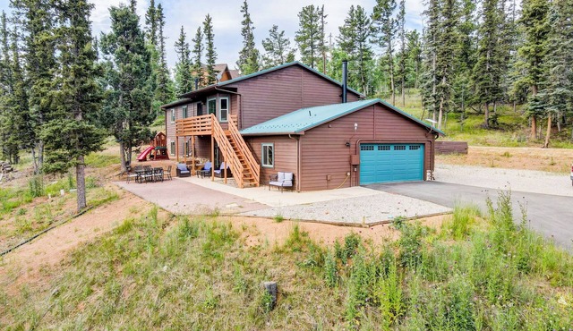 6 Bedroom Cabin w/Galactic Lake View, Hot Tub, WiFi, Family Adventures and MORE! in Divide