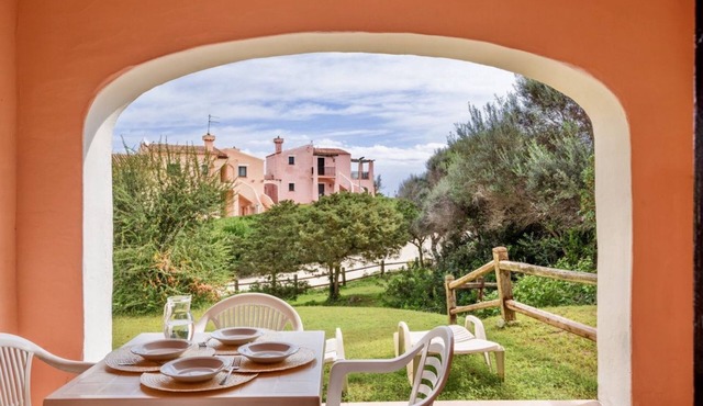 60 sq m - Living room with kitchenette and double sofa bed, double bedroom, bathroom with bidet and showeror bathtub. Ground floor with furnished veranda. Equipped with: - tv - washing machine - 1 beach umbrella - iron and ironing boar
