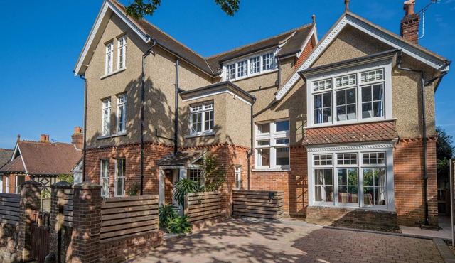 A large detached house with sea view that sleeps 12 guests in 6 bedrooms in Seaview