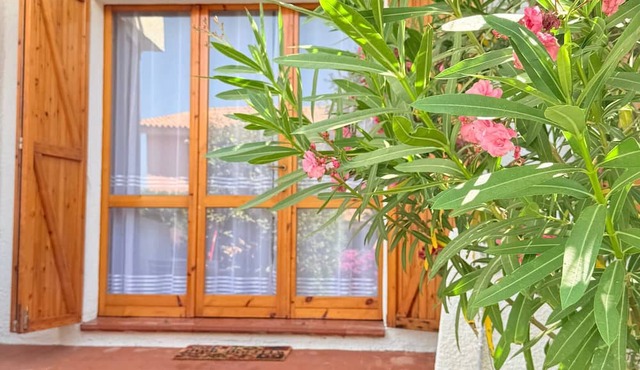 Almar Holiday Home with Shared Terrace, Private Garden and Wi-Fi