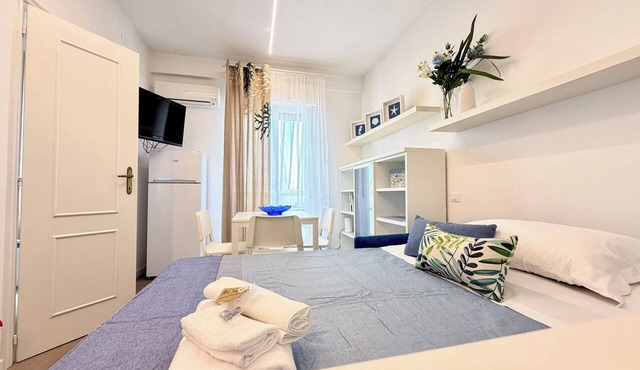 ANGOLO AZZURRO Holiday Home | Beach 500 m away, Wi-Fi, Free Parking ⭐ in Silvi